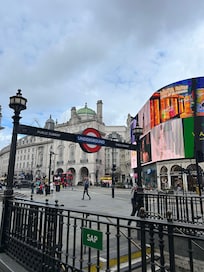 À 30m de l’entrée de l’hôtel.