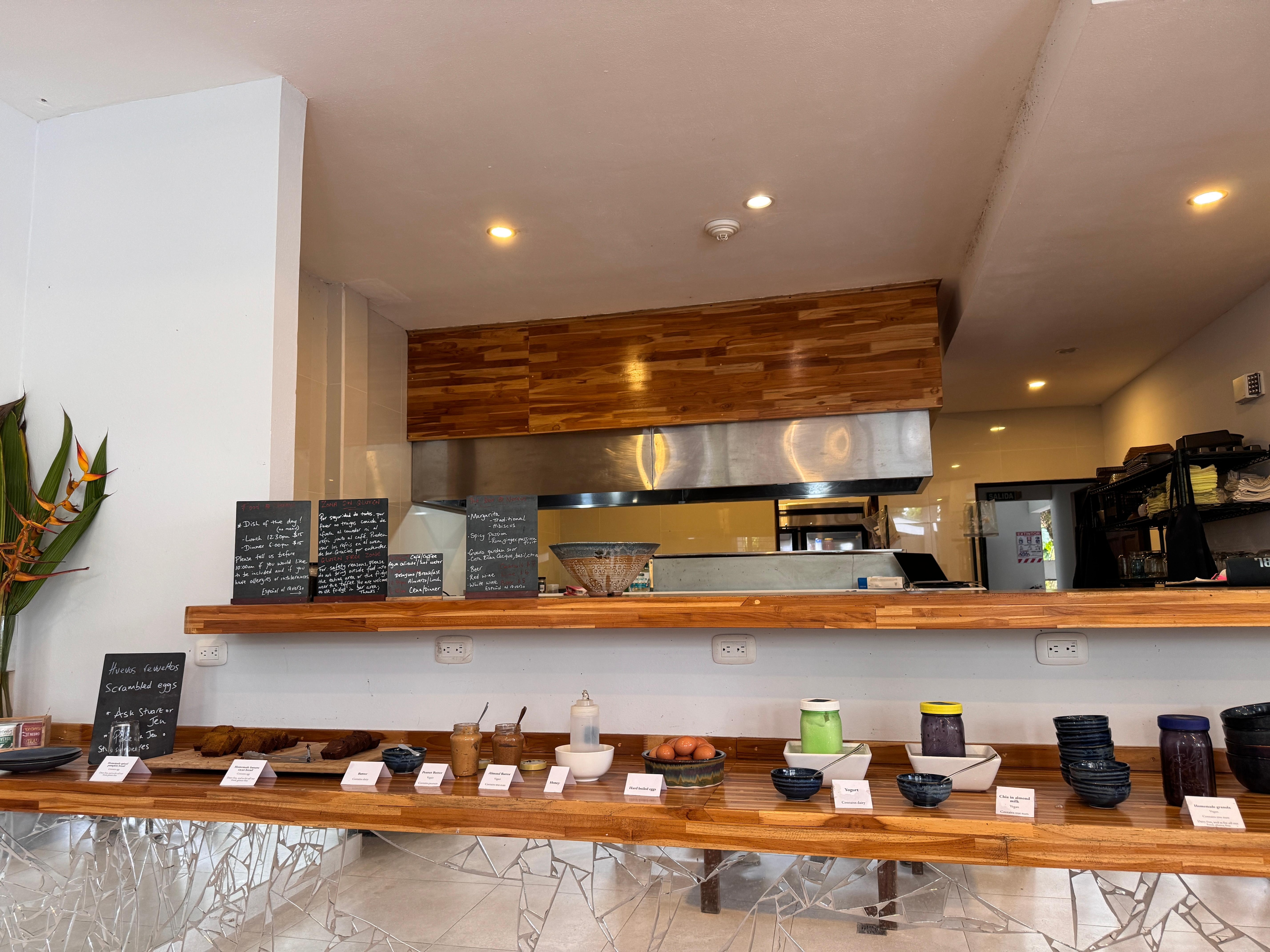 Blick auf Frühstück Büffet und offene Küche 