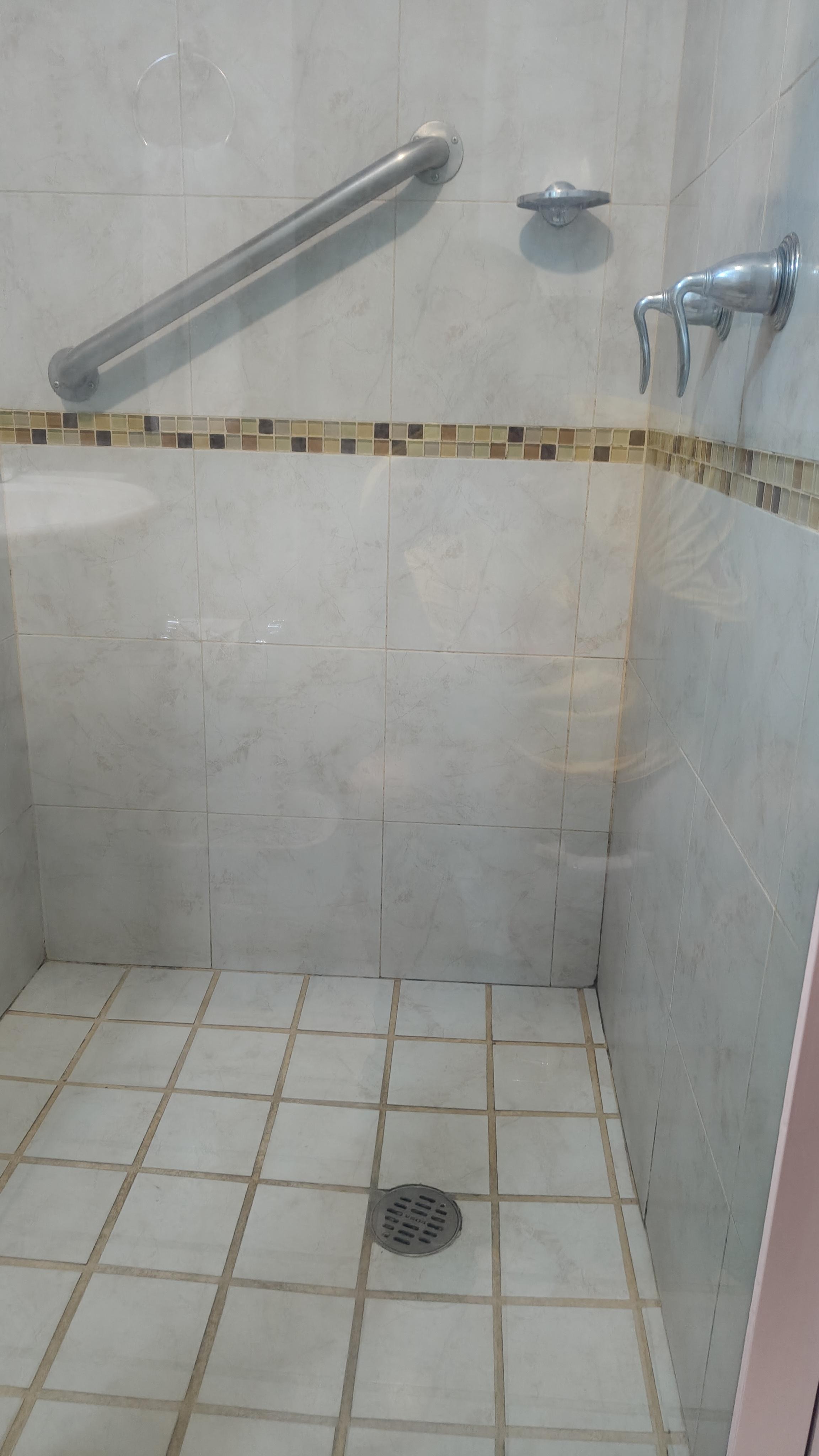 Baños limpios. Nada de malos olores o humedad. Muy bien. Gracias.
Servicio diario y se agradece la botella de agua diaria y las amenidades del baño. Gracias
