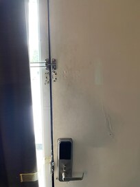 Zoom in to see cosmetic and dirty door