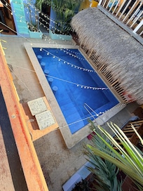 La alberca vista desde los camastros