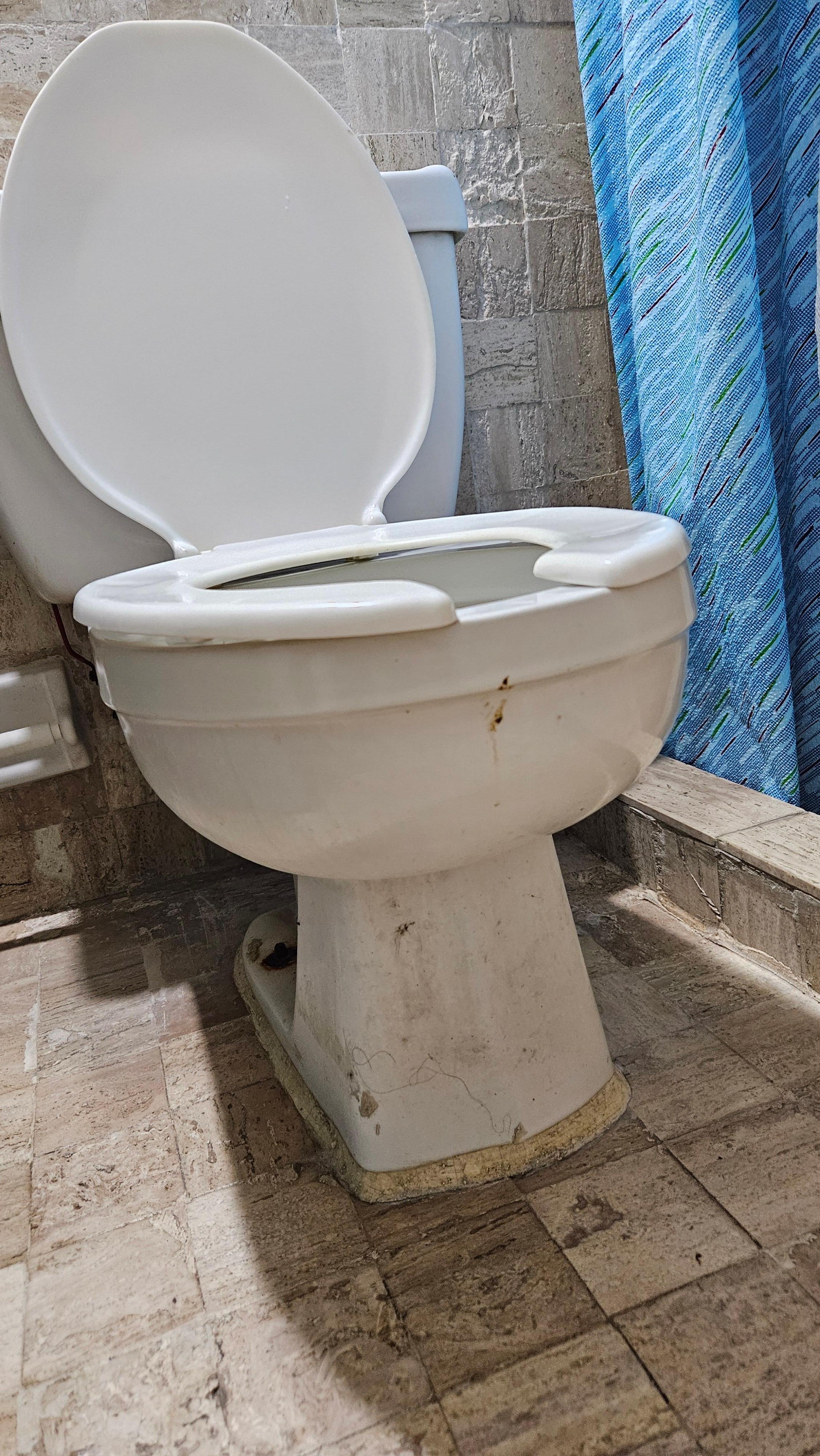 Das Bad war wirklich dreckig (Spuren am Klo). 