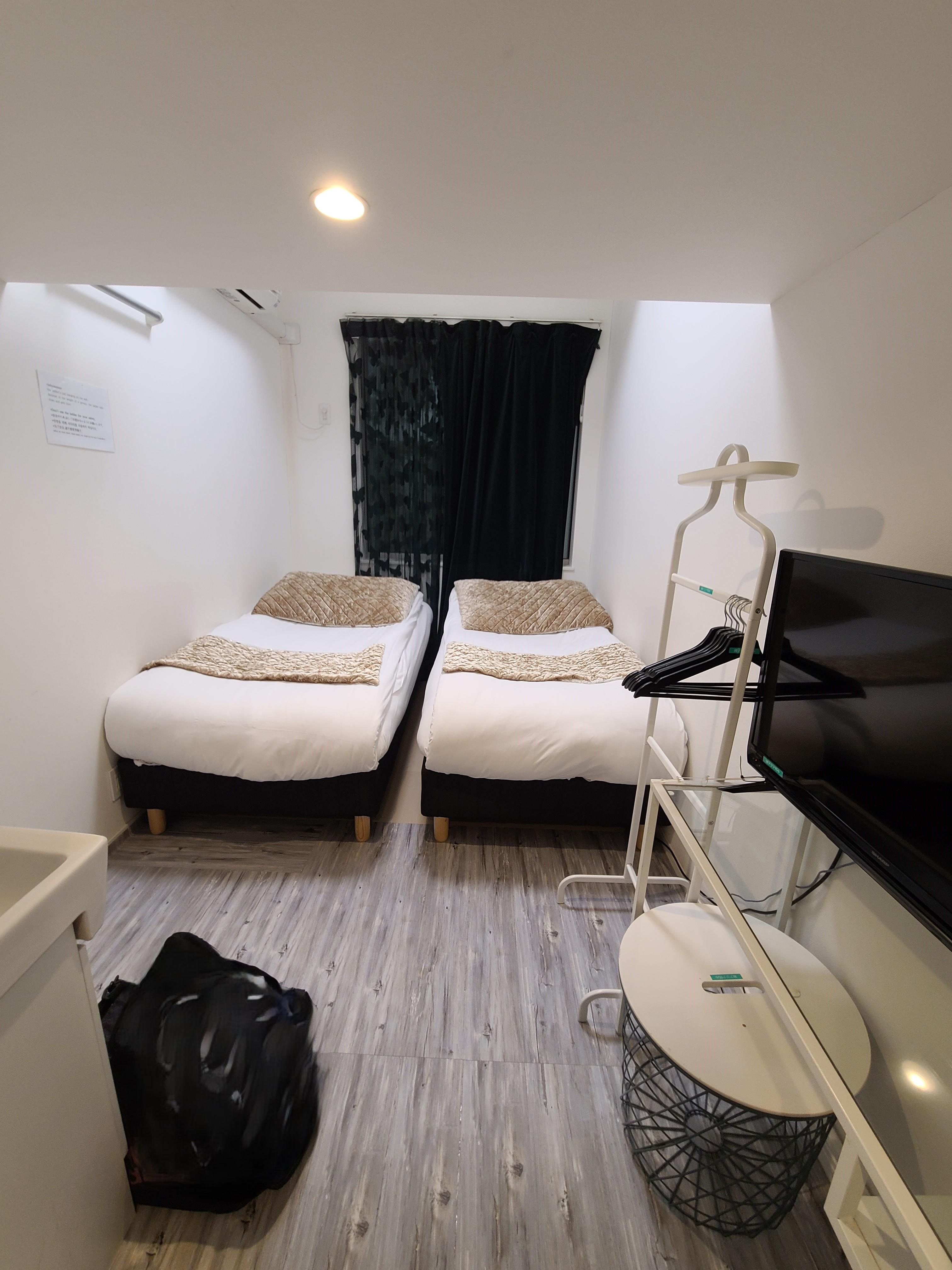 See the weird brown pillows/blankets.