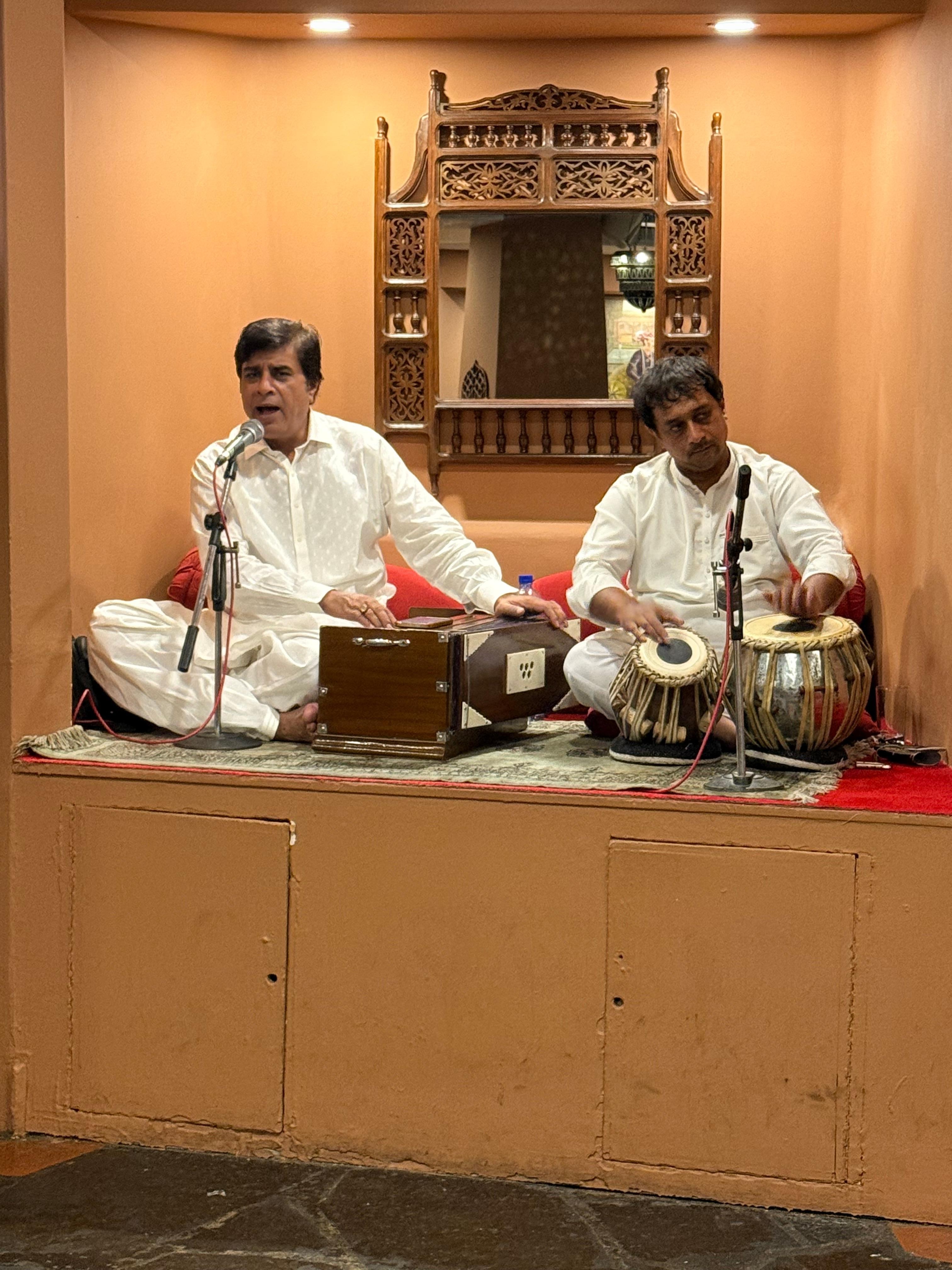 Levende musik (klassiske ghazals) på Dumpukht - altid en fornøjelse til maden.