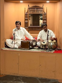 Levende musik (klassiske ghazals) på Dumpukht - altid en fornøjelse til maden.