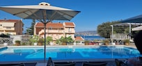 Pool mit Meerblick