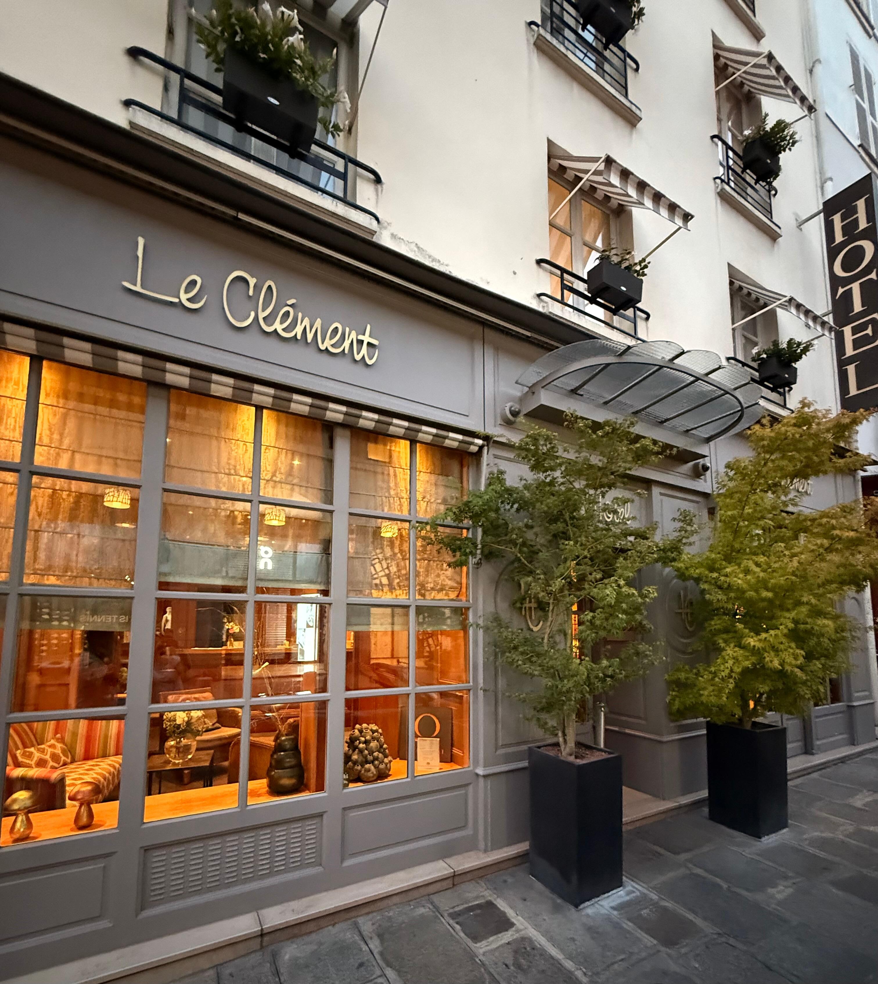 Well maintained and clean exterior. 