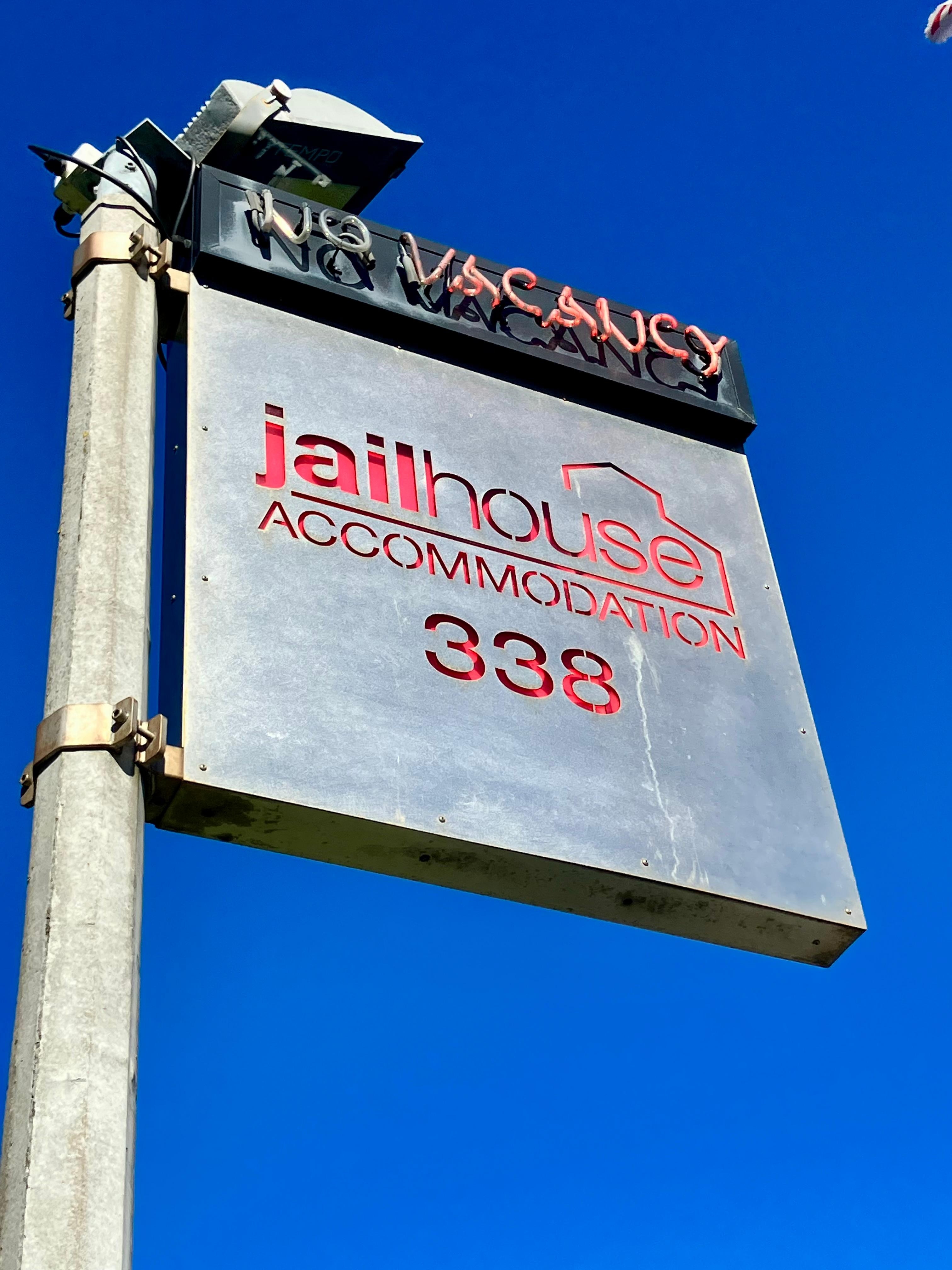 宿の看板です。