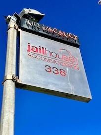 宿の看板です。