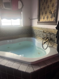 Jets were such a nice added touch ; be weary of button due to the fact that it sometimes gets stuck.