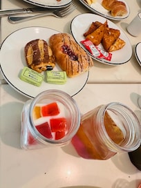 언젠가 먹었던 조식. 빵과 음료, 커피 후식까지 맛있었어요.