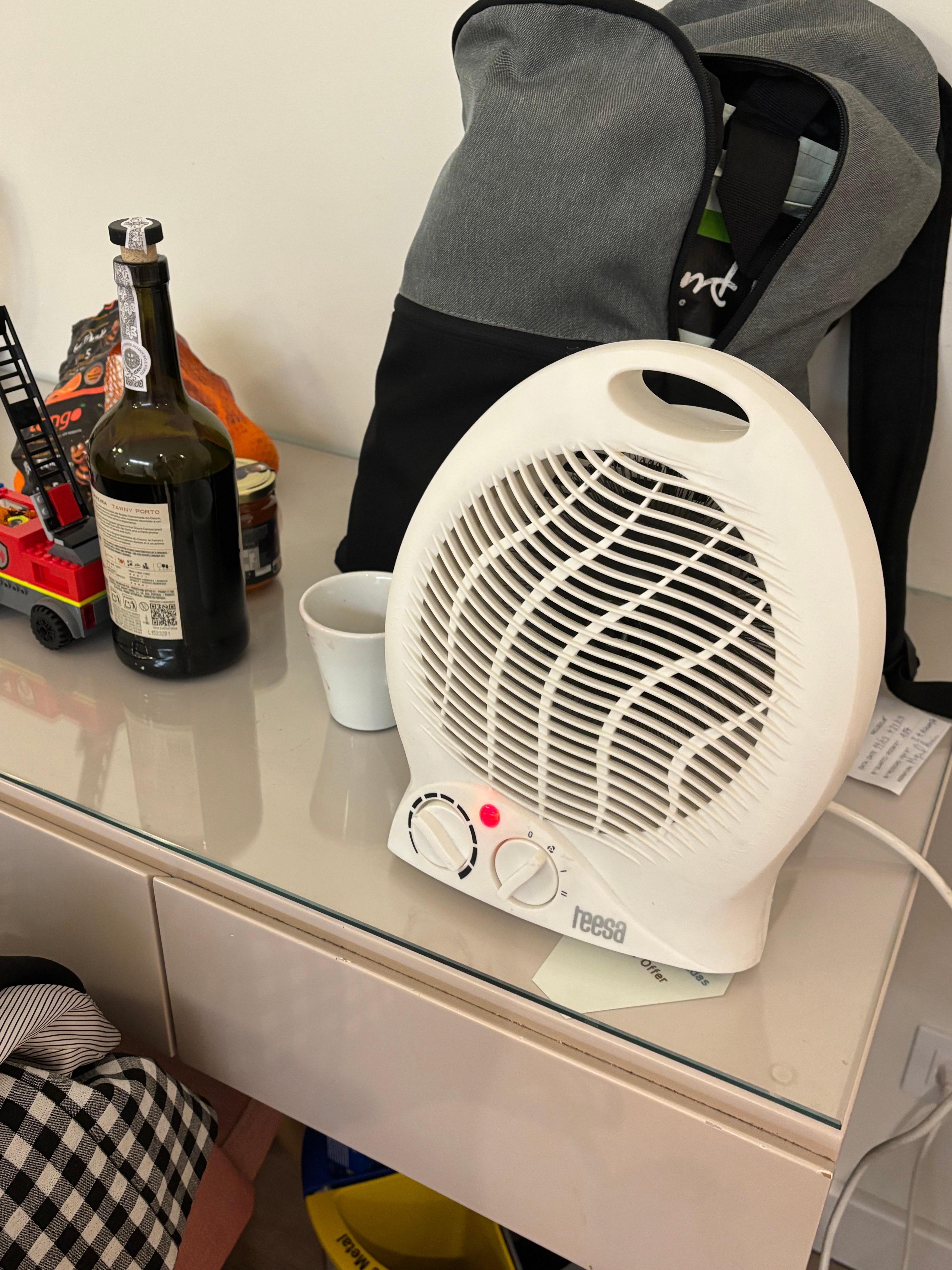 Ar frio não funciona. Forneceram esse ventilados de 25cm para refrigerar o quarto. Absurdo ! 