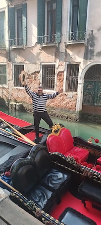 Friendly Gondoliers, set price 90euros for 30 minutes.