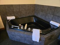 Jacuzzi that very comfortably fits two. Nuff said