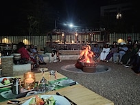焚き火を囲むレストラン