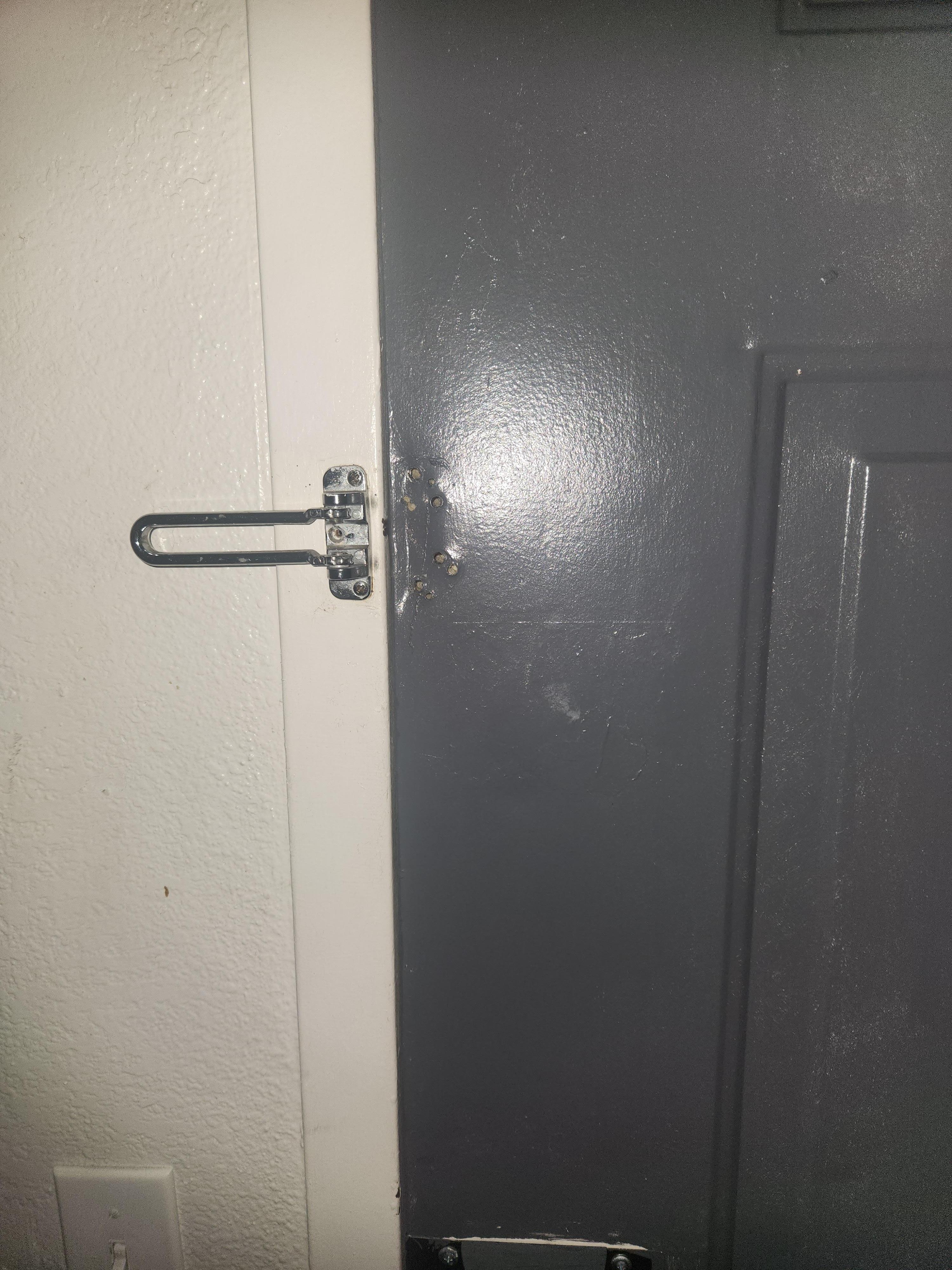 No deadbolt on door