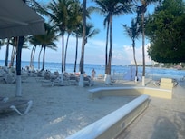 Vía a la playa cerca del hotel 1 minuto caminando despacio 🥰