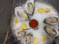 Un petit dîner d’huître et cava!! Miammm!!