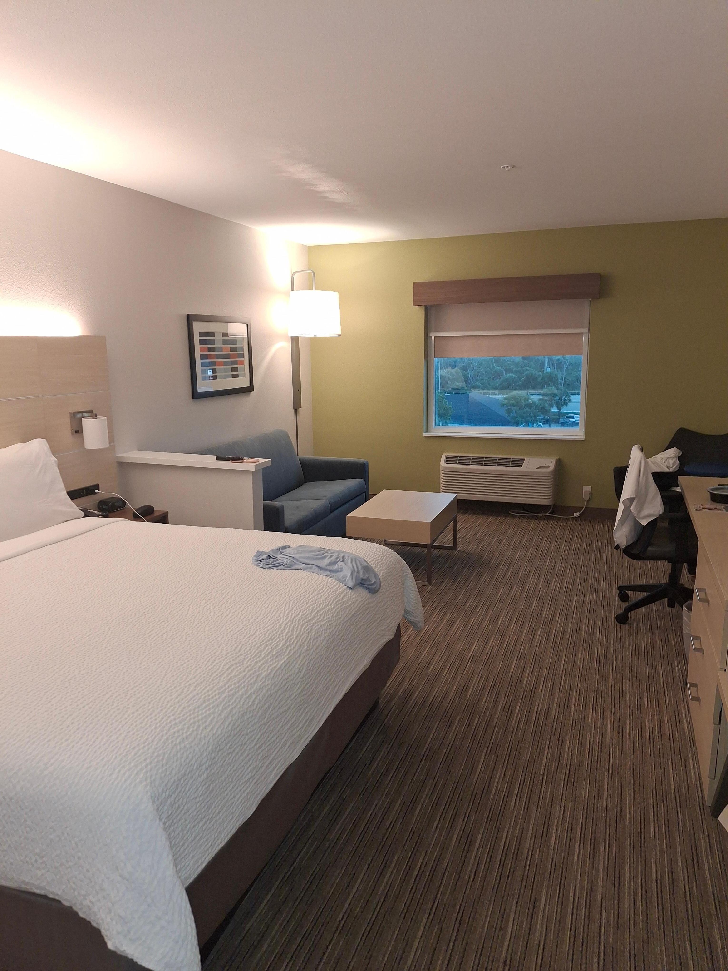 The room was very clean, the bed was very comfortable, the staff was amazing, i would recommend this to anyone