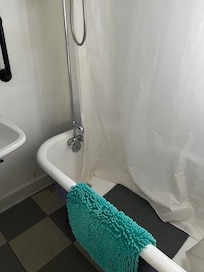 Proximity from tub to sink