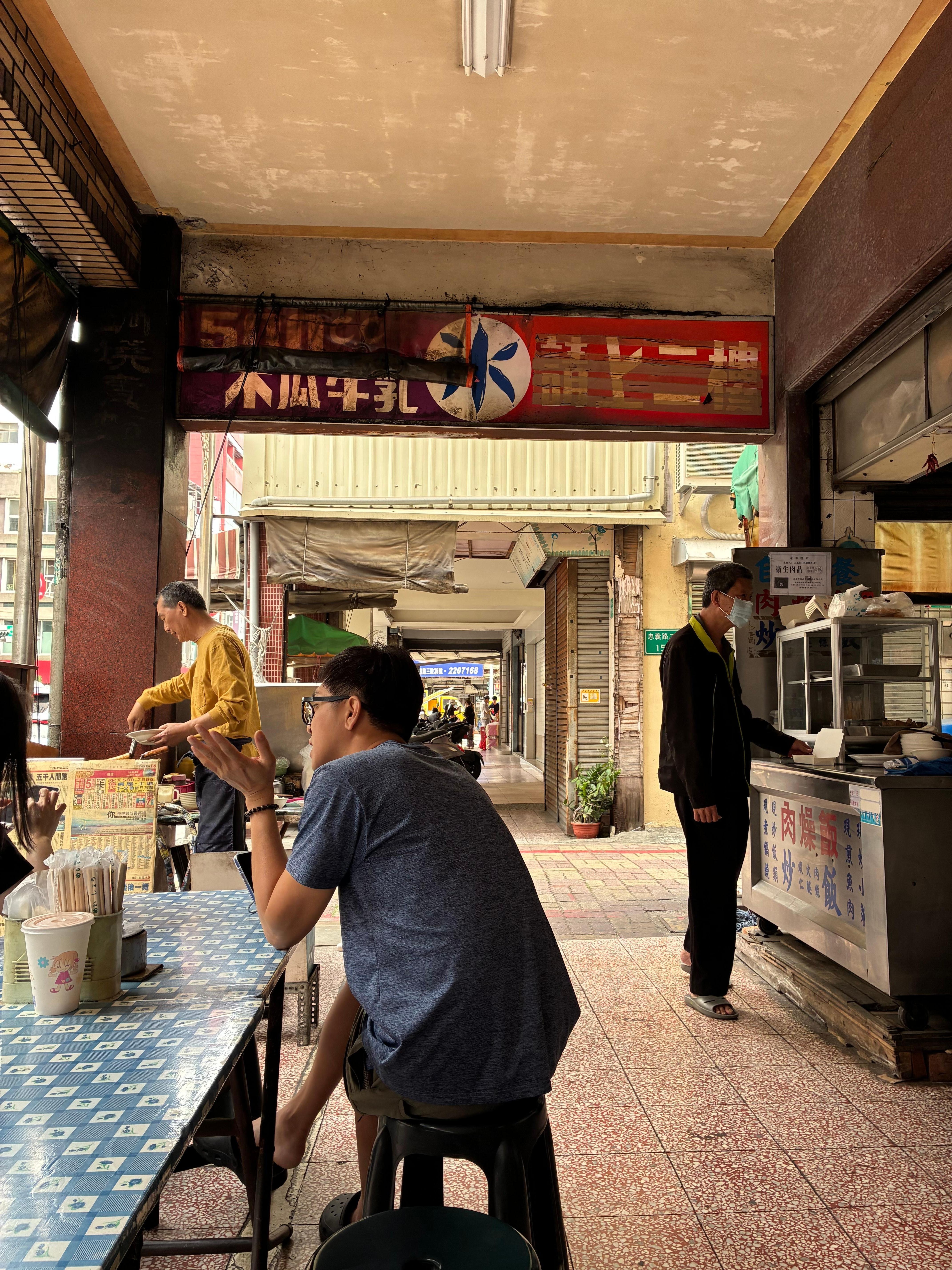 隣の店はチャーハン作ってます
