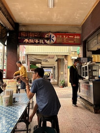 隣の店はチャーハン作ってます