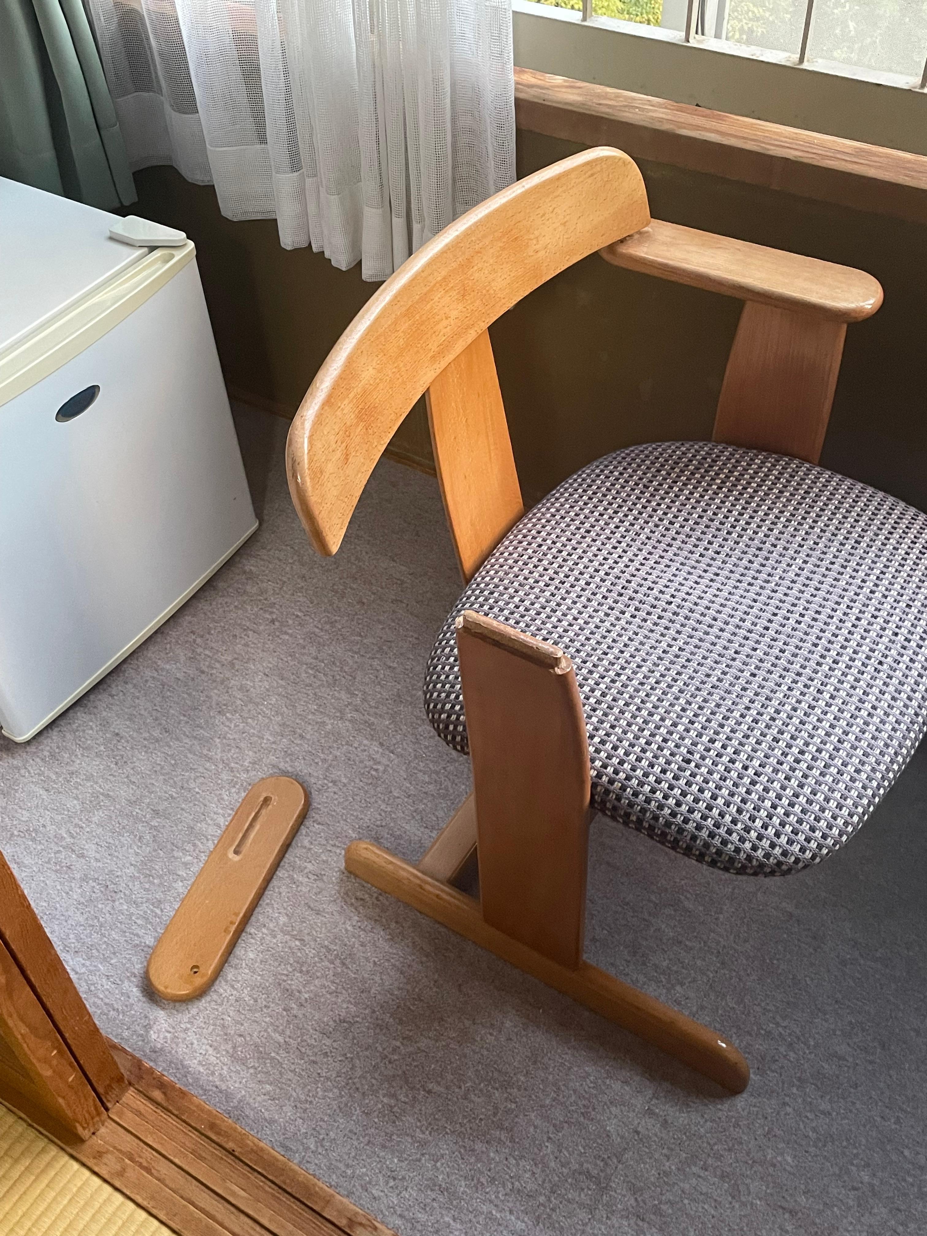 座った途端壊れました