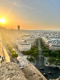 Hotel Splendid Etoile is circled. This is from the top of the Arc de Triomphe