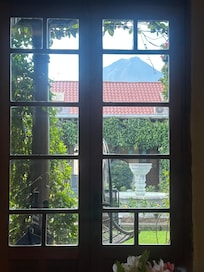 De dentro do salão de café da manhã da pra ver o vulcão de água