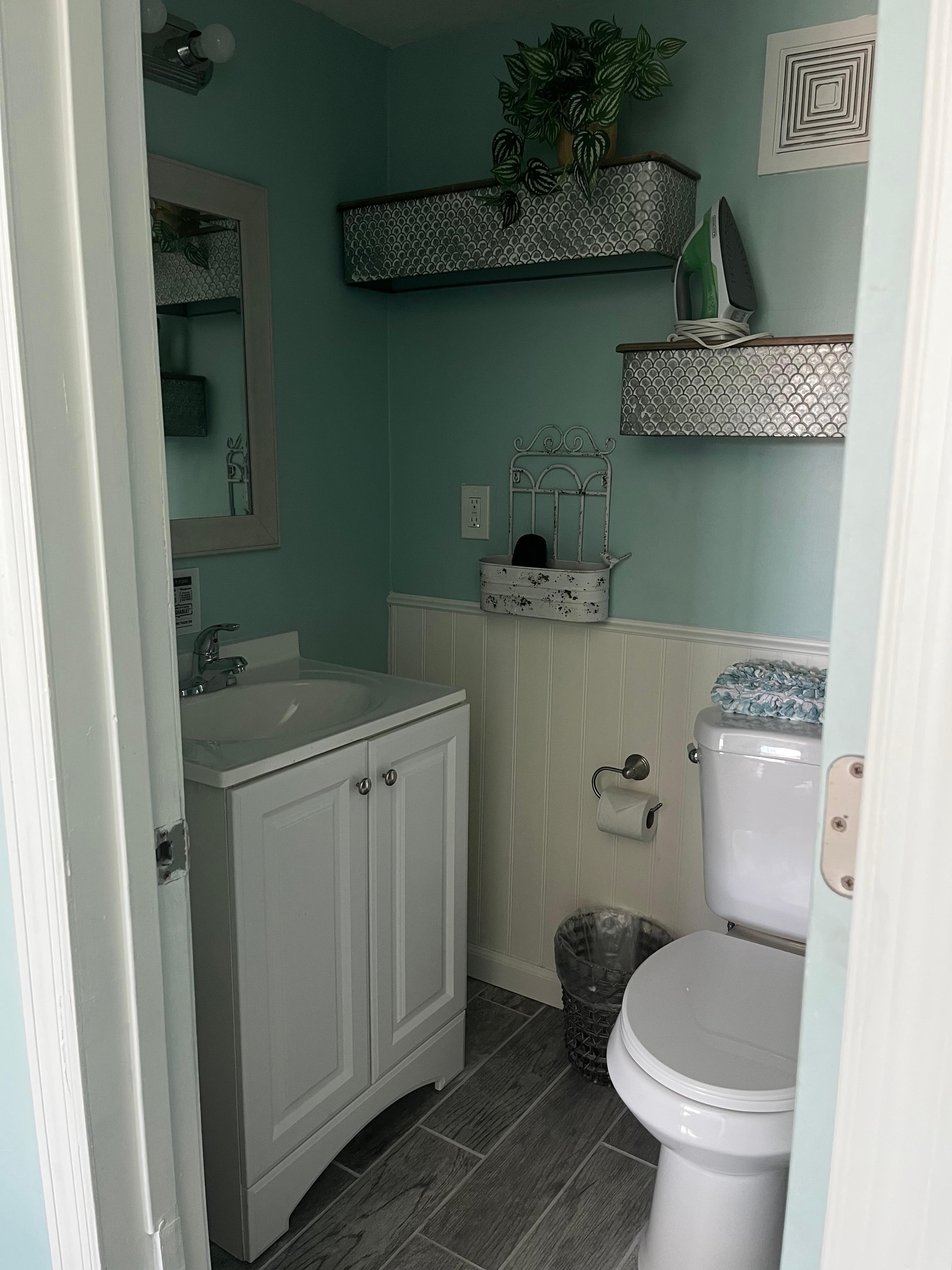 Room 10 - tiny bathroom 