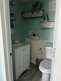 Room 10 - tiny bathroom