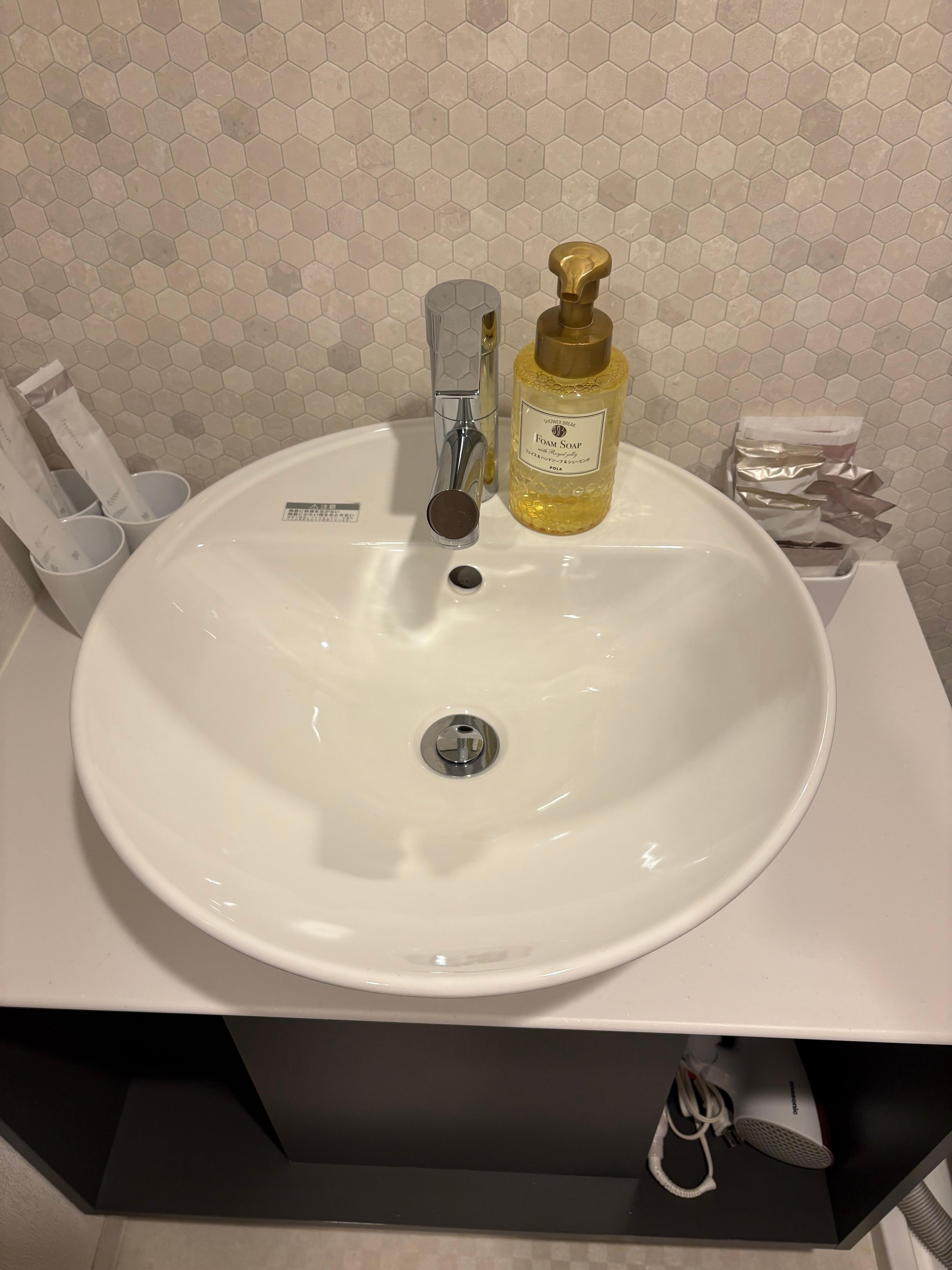 歯磨き、歯磨き粉、コットン、綿棒、ブラシ、カミソリ、フェイスタオル、バスタオル、ルームウェア（ガウン型）、ドライヤー、コテ、シャンプー、リンス、ボディソープあり