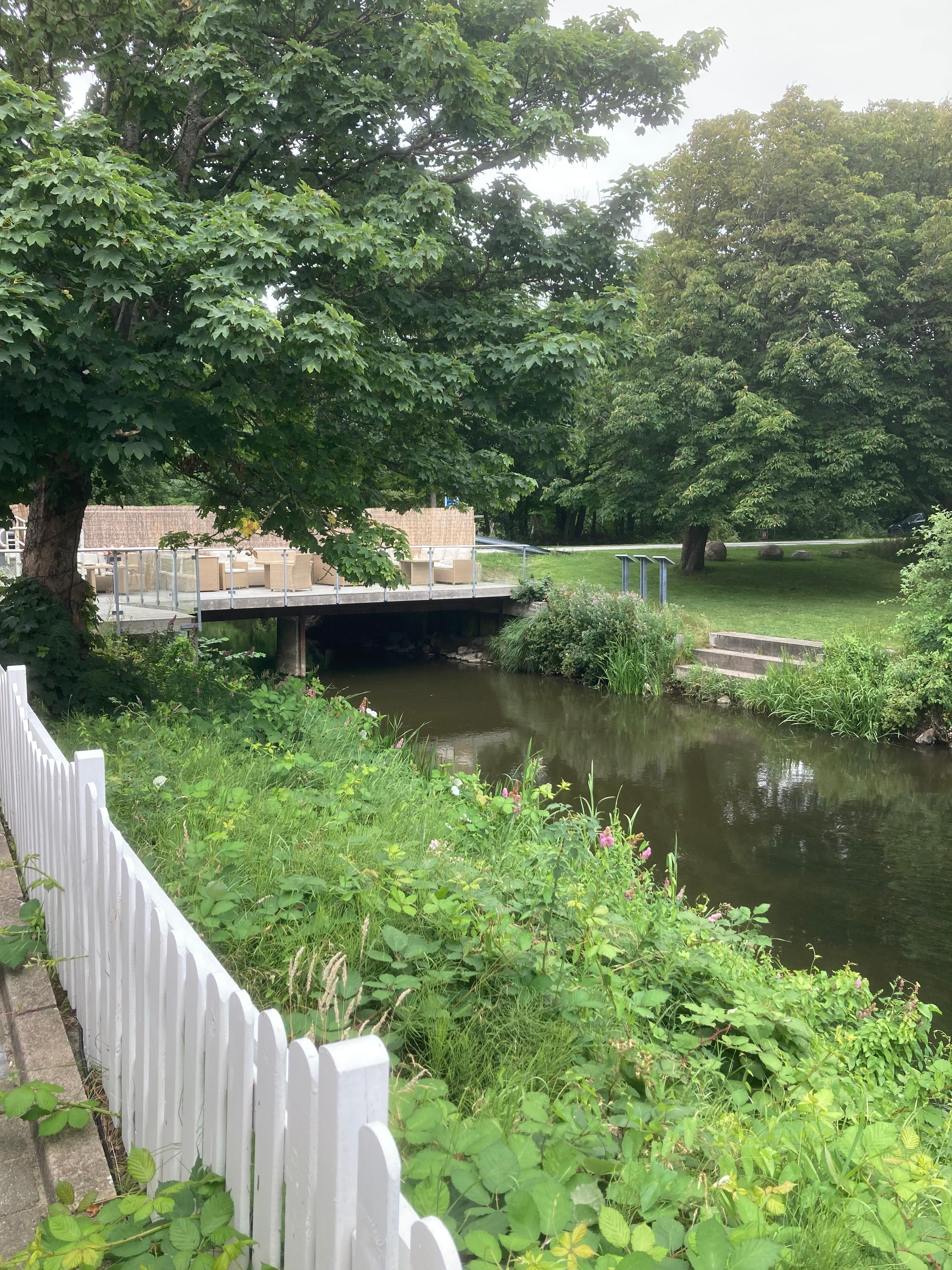 Servering hen over åen 