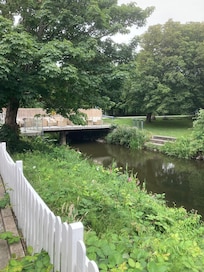Servering hen over åen