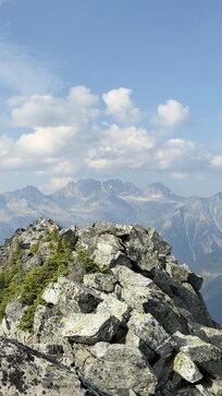 Abbott ridge, located in the nearby Rogers pass area
