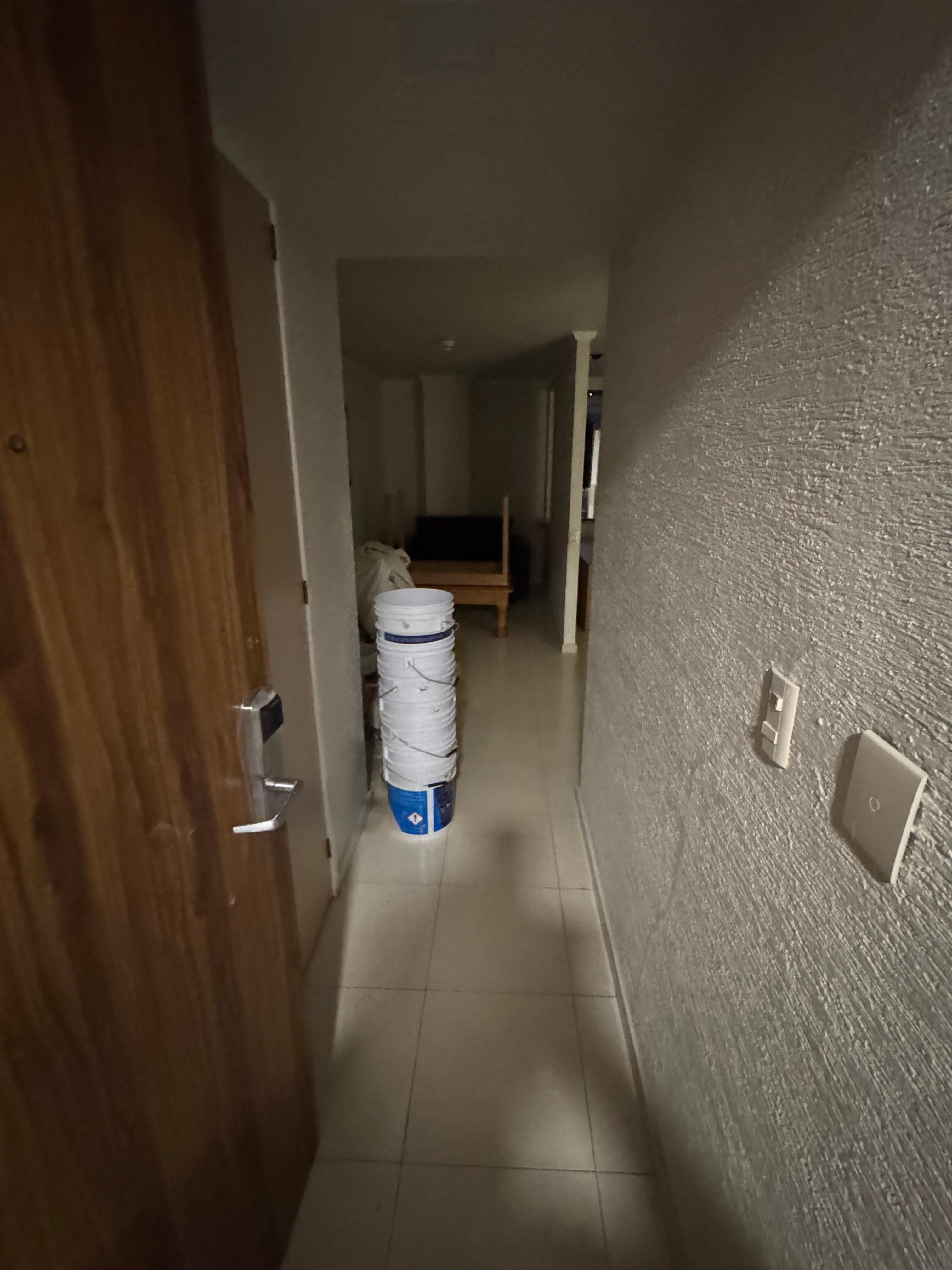 Remodelación de habitaciones con la puerta abierta y sin personal trabajando