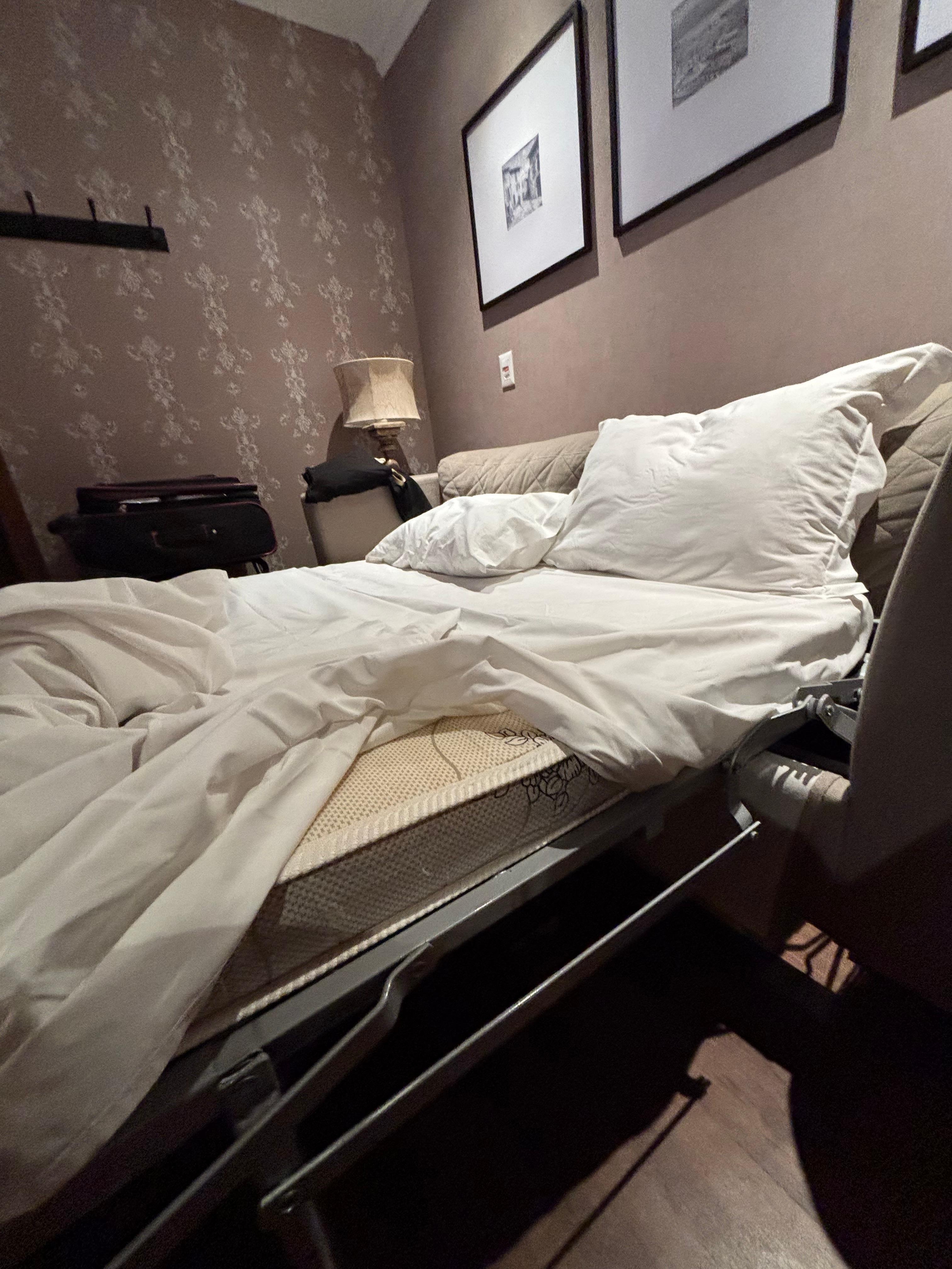 Colchão muito fino e desconfortável do sofá cama, não dá pra um adulto dormir. 