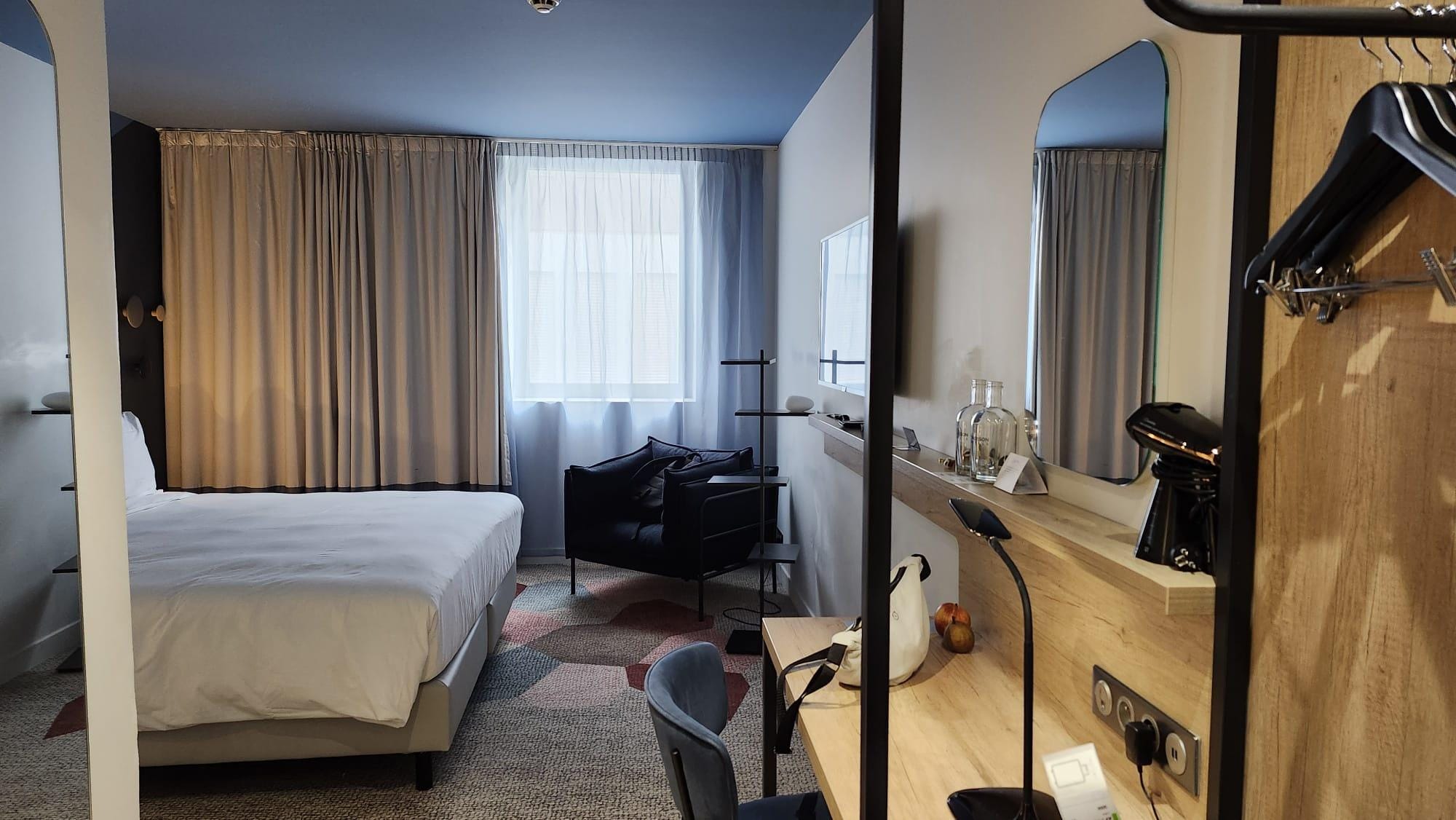 spacious room, open space that's very user friendly