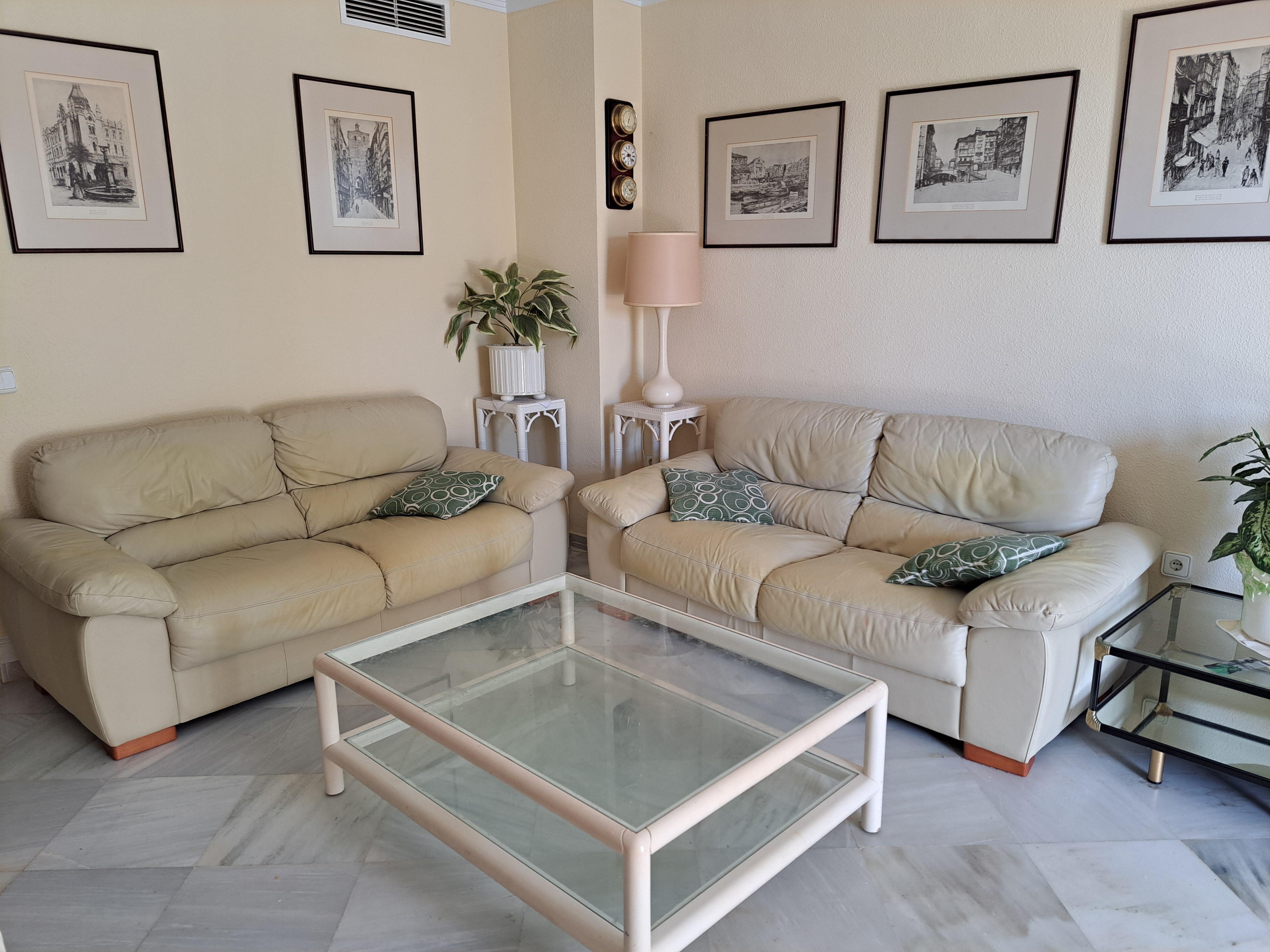 Bank is oud en verkleurd