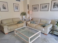 Bank is oud en verkleurd