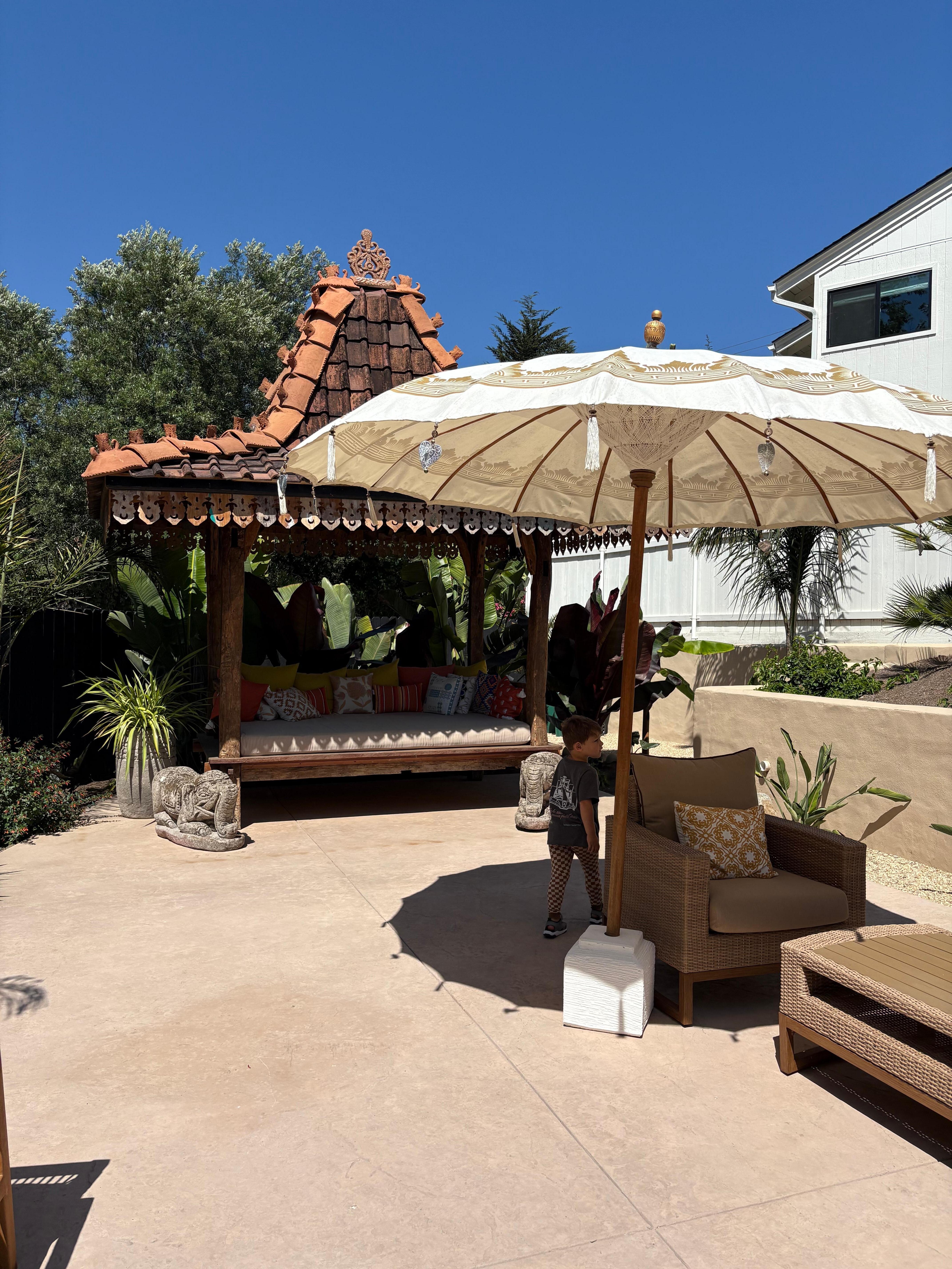 Nice spot for the kids to be able to move a little bit outside of the apartment! 