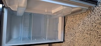 Kühlschrank. Eher klein und nicht geeignet für große Wasserflaschen....