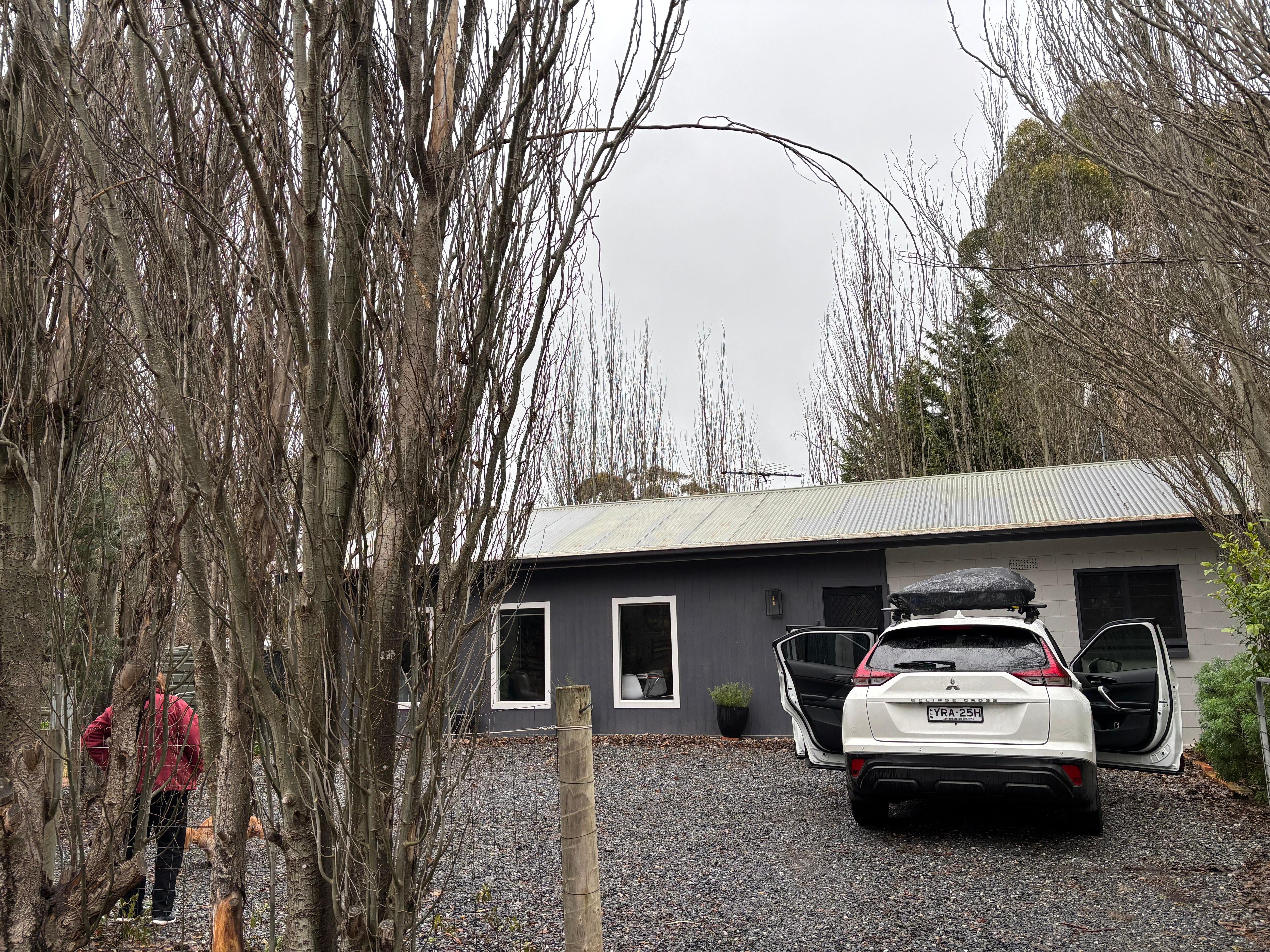 Surrounded by forest, kangaroos and neighbours and horses practising dressage. 5 mins to Hahndorf.