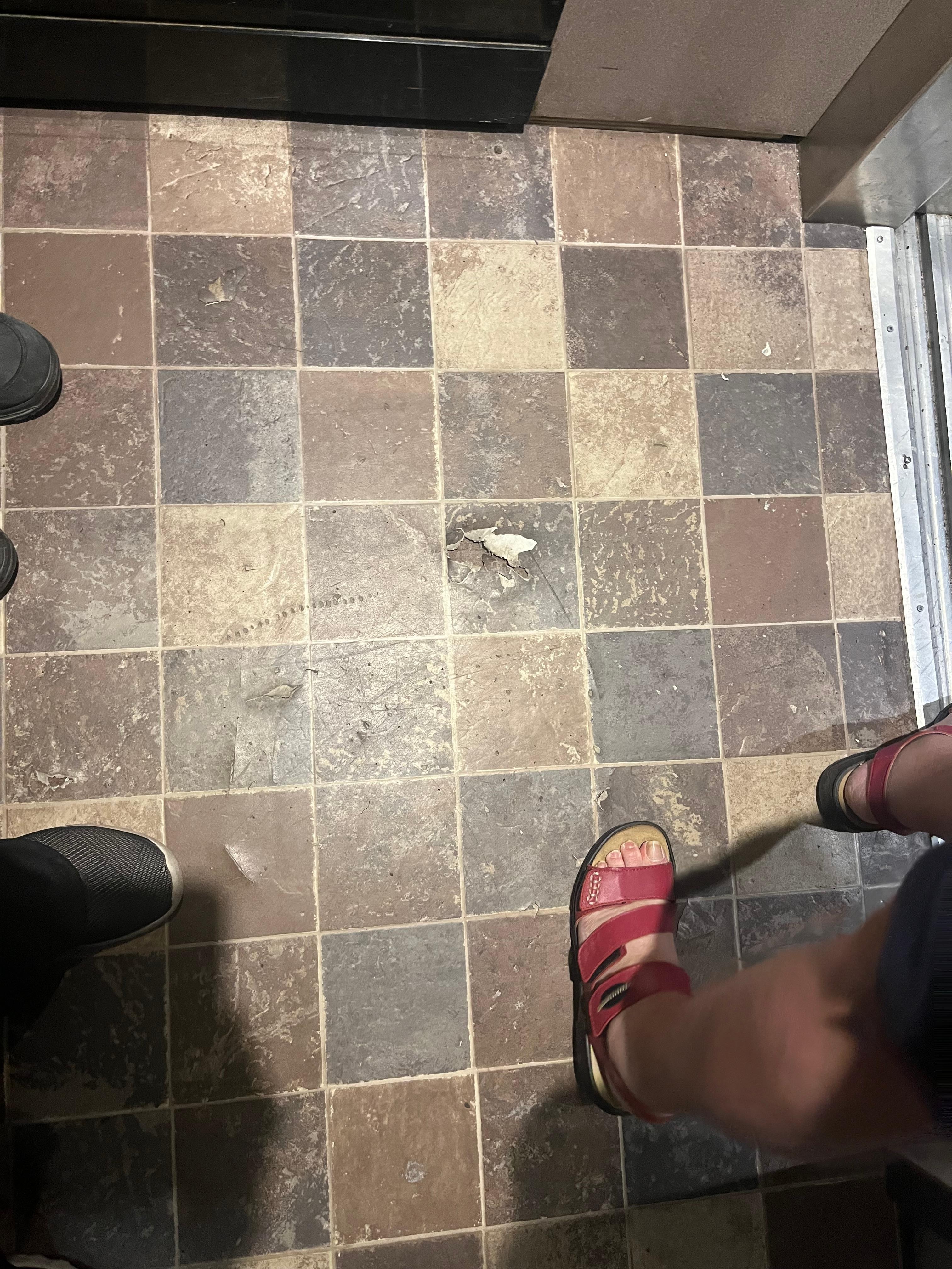 Couvre plancher dans ascenseur déchiré