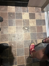 Couvre plancher dans ascenseur déchiré
