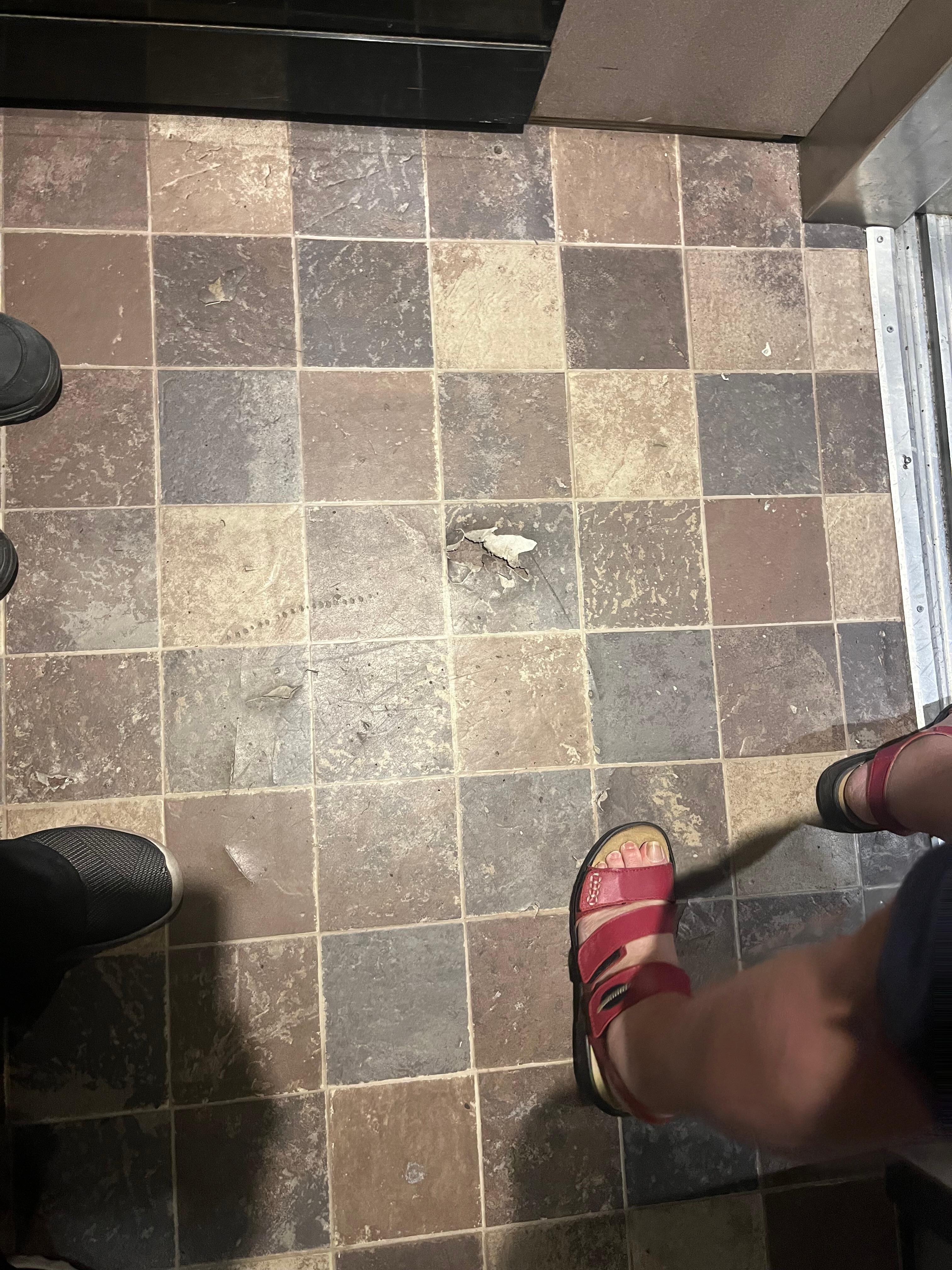 Couvre plancher dans ascenseur déchiré 