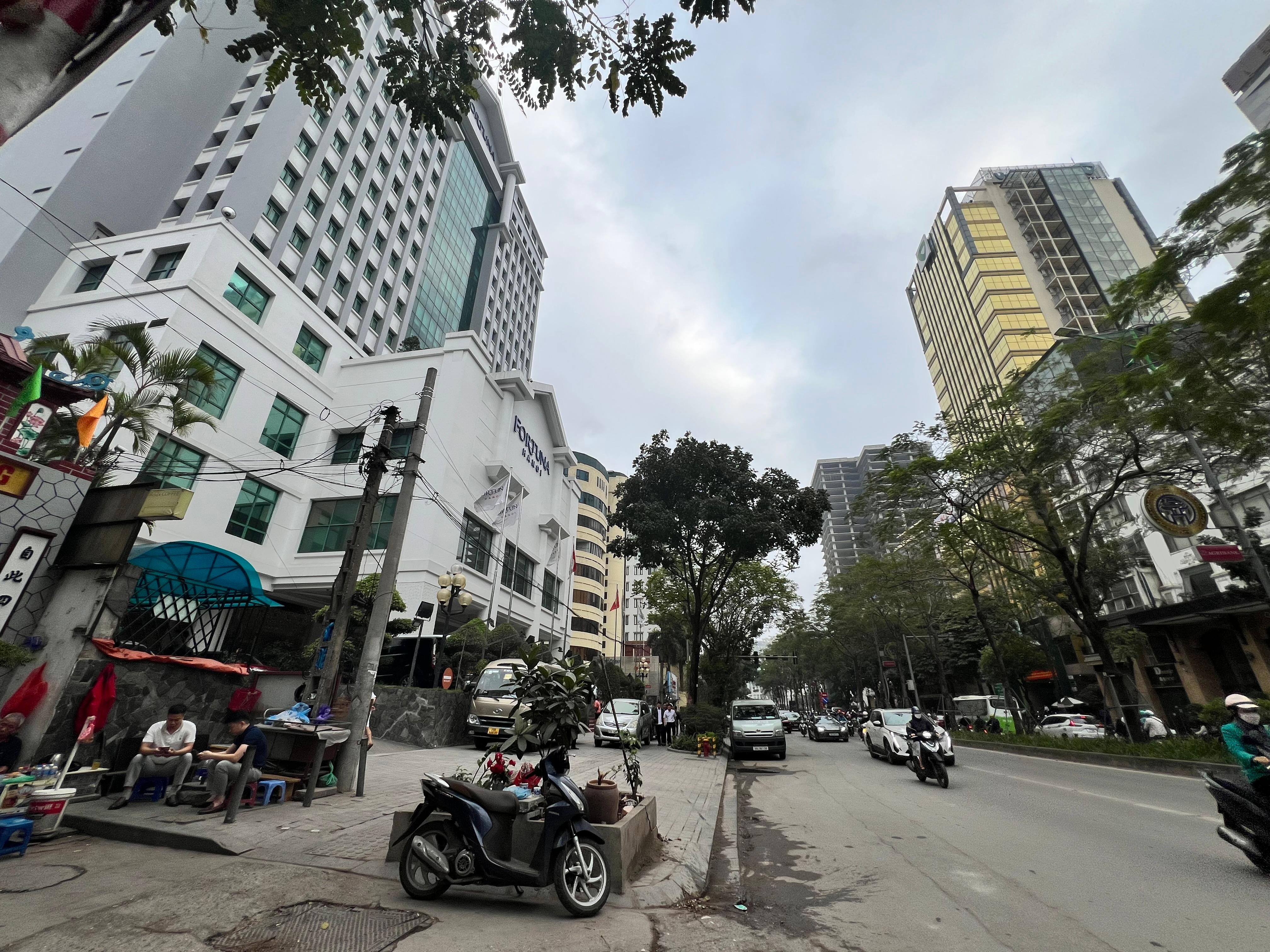 キンマー通り、アメリカ大使館の前にありアクセスは大変便利です