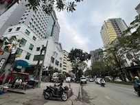 キンマー通り、アメリカ大使館の前にありアクセスは大変便利です