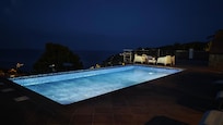 Pool in der Nacht