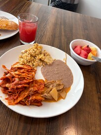 Chilaquiles y fruta